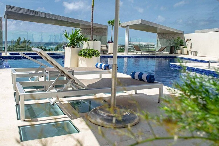 1 Br. | Steps from the beach | Roof w/Ocean view