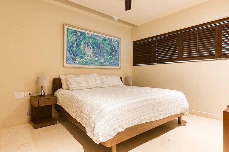 1 Br. | Steps from the beach | Roof w/Ocean view