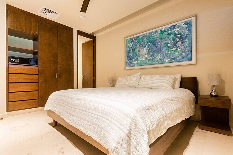 1 Br. | Steps from the beach | Roof w/Ocean view