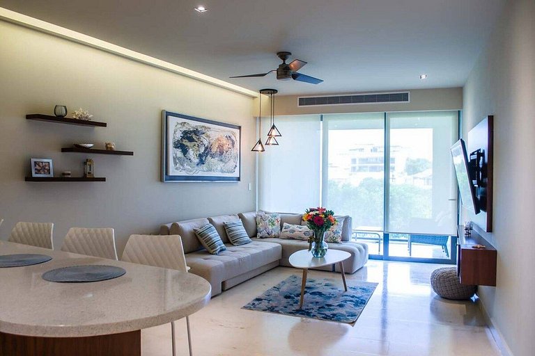 1 Br. | Steps from the beach | Roof w/Ocean view