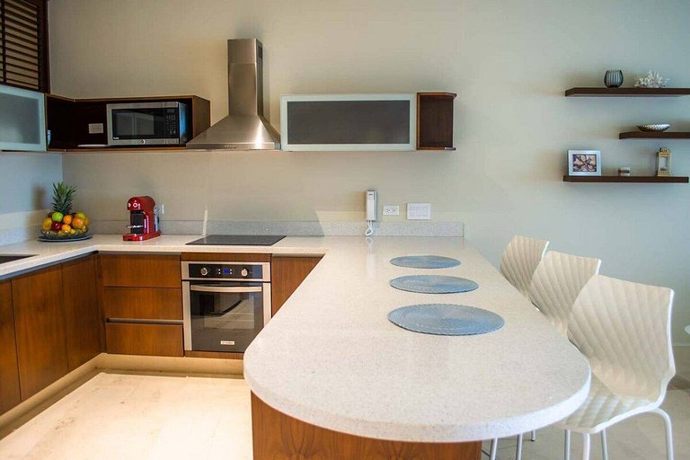 1 Br. | Steps from the beach | Roof w/Ocean view