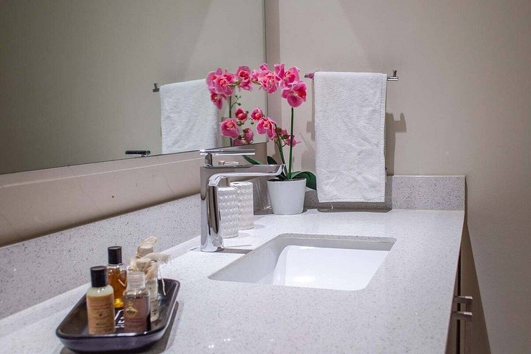 1 Br. | Steps from the beach | Roof w/Ocean view