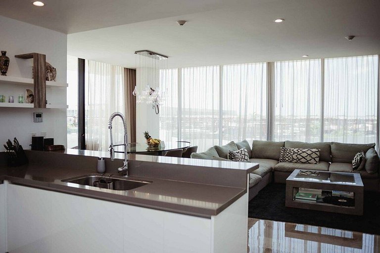 Oceanview PH | Private Rooftop & Jacuzzi