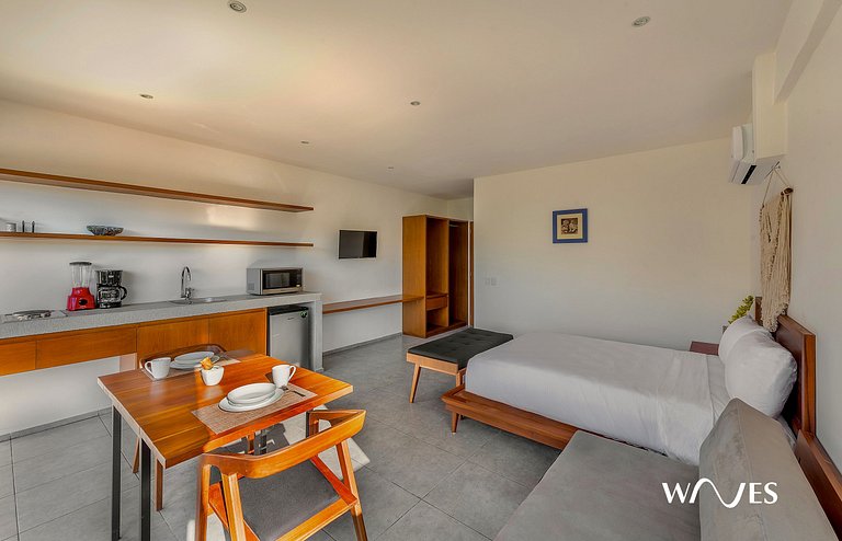 Bright Central Loft with Rooftop Pool