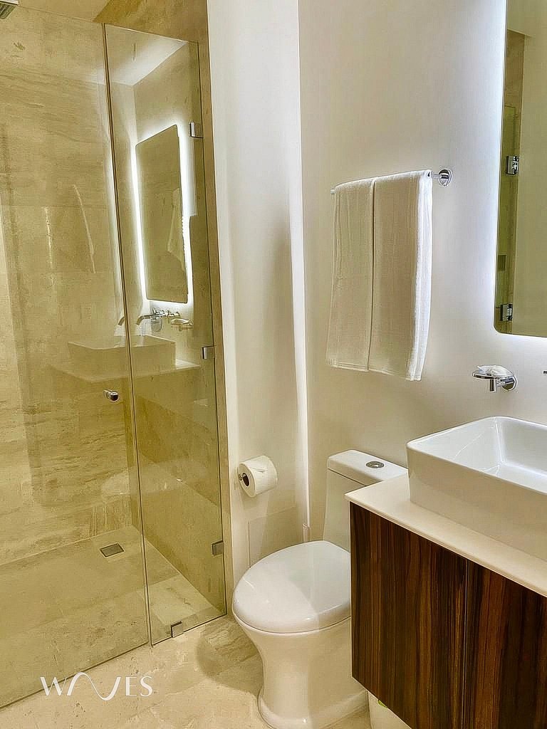 Estudio Moderno con Alberca y Gimnasio