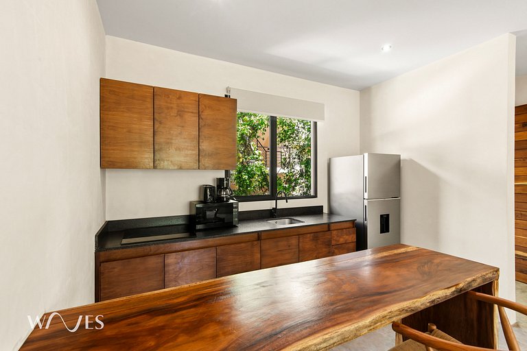 Loft minimalista: Espacio rodeado de naturaleza