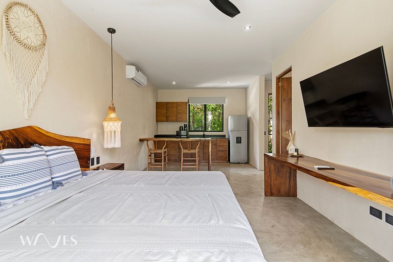 Loft minimalista: Espacio rodeado de naturaleza