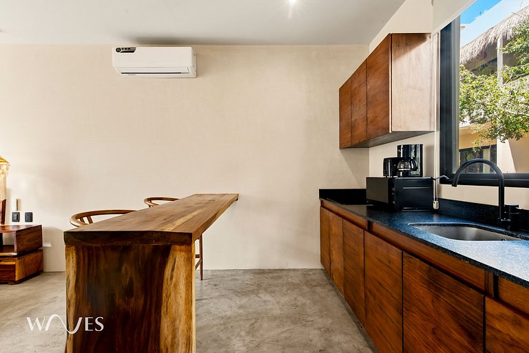 Loft minimalista: Espacio rodeado de naturaleza