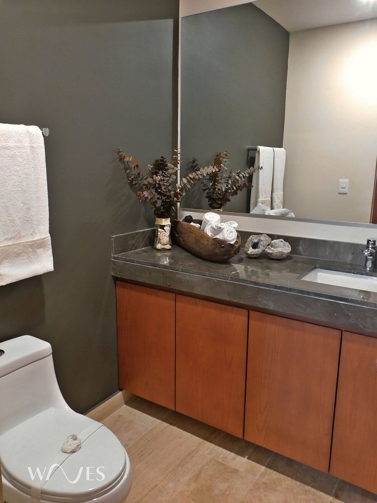 Great located w/Amazing views and Amenities
